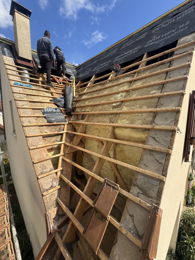 Couvreur 91 Michelet Lucien Compagnon de votre maison - pose d’un écran sous-toiture 91 Ballancourt sur Essonne - Travail en cours par 2 couvreurs de l'équipe (chantier de rénovation de toiture)
